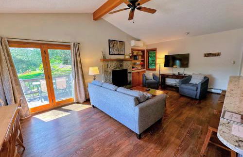 FC44 Renovated 3bed 3bath Forest Cottage AC views yard fast wifi Walk to skiing - Foto 11