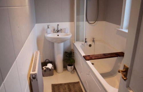 Amazing 2-Bed Home w/ Private Garden Free Parking - Foto 6