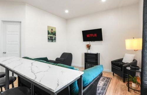 The WorkNest Stylish Stay w Desk & Fast Wi-Fi - Foto 12