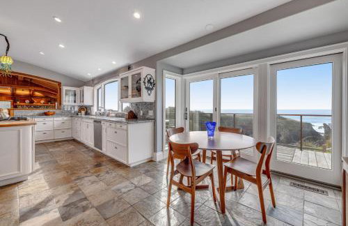 Luxe Remodeled Oceanfront Home on the Bluff - Foto 14