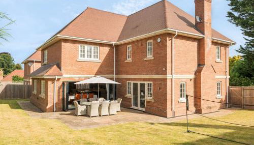 Large Comfortable & Private Home in Fetcham - Pass the Keys - Foto 5, Garden, Garden view