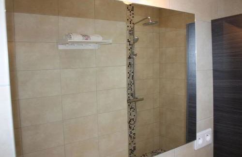 Gîte moderne avec accès indépendant, proche centre-ville et Thermes, terrasse et équipements inclus - FR-1-589-57 - Photo 13