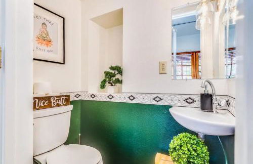 2BR Hideaway with Patio Springtime in Downtown - Foto 21