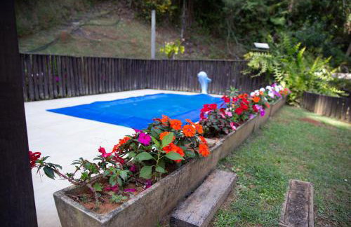 Chalé com Deck e Churrasqueira nas Montanhas - Foto 39