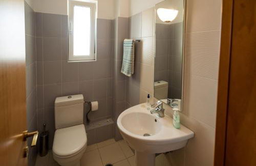 Family getaway, spacious and luxurious, sea view, terrace, 5 minutes from Voula beach, 30min from Athens center - Foto 19