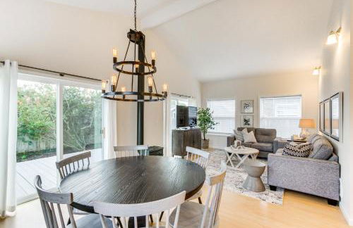 Steps to Beach! Airy Coastal Escape with Deck - Foto 2