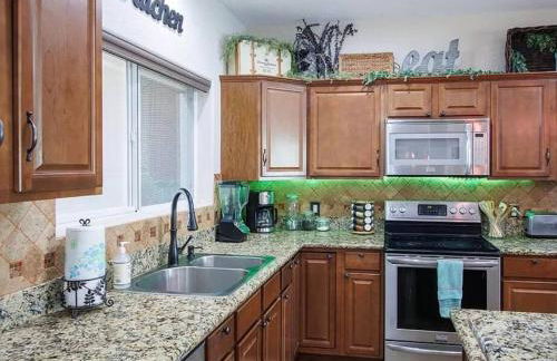 Spacious 3 BR with Pool Minutes Away from Lake - Foto 11