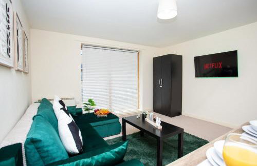 Contemporary 2BR Retreat - Fast WiFi, Smart TV & Steps from Station! - Foto 10