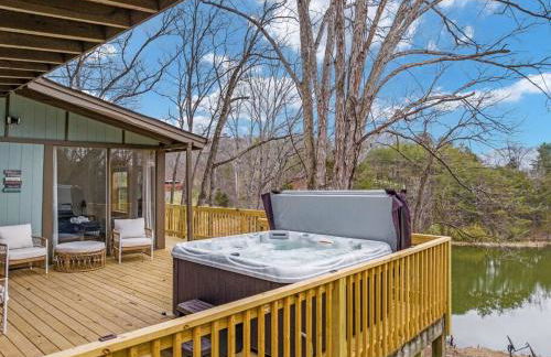 Lazy Lake 3BR Cabin w/ Mtn Views + Hot Tub +Wi-Fi - Foto 16