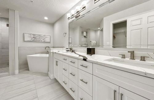 Family-Friendly 3-Bedroom Condo for 6 and 5 min to Disney - Photo 11