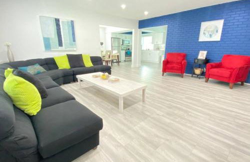 Royal Luxe Pool Home near Ft Laud airport and each - Photo 2