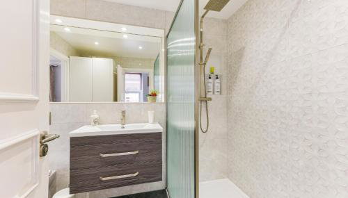 Spacious 2BR Flat with Private South Facing Terrace in West London - Photo 4, Shower