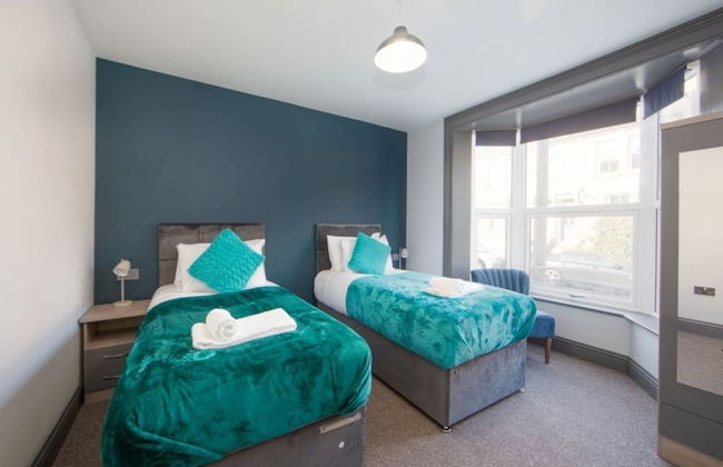 Immaculate 5-bed House in the City Centre Ashford - Photo 2