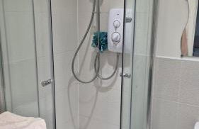 The Aylesbury Home Retreat - 3 Bed Home with Garden & Free Parking - 2 Bedrooms - Foto 3