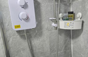 Manchester - House - Sleeps 6 - Parking - Garden - Foto 7