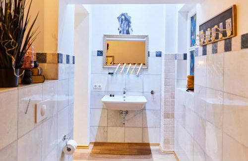 Wizard Apartment Hamburg - 3 Schlafzimmer - 156 qm mit Dachterrasse - bis 10 Personen - Dusche & Badewanne - Küche - Smart TV - kostenloser Parkplatz - Foto 17