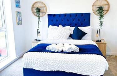 City Centre 3 Bedroom House Sleep upto 9 Guests with Garden and Parking - Foto 3