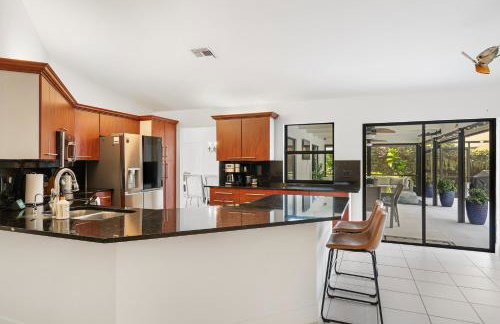 Three-Bedroom House - Best area-Heated Pool-Spa and Sauna Close to Beaches - Foto 25