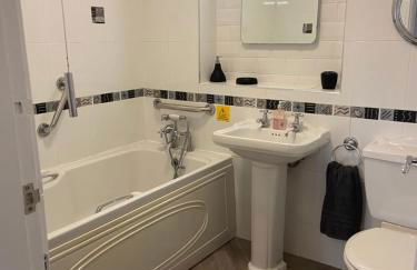 BeRo Bungalow with a hot tub & a large garden! - Foto 30