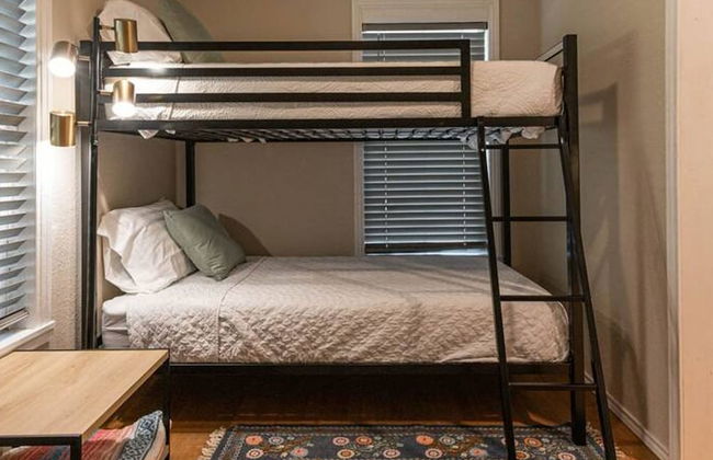 Escape to a Restored 1920s East Waco Bungalow - Foto 12