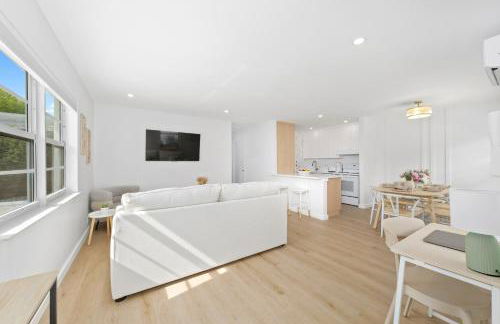 M Lake Worth Beach - Modern Villas Near West Palm Beach, Chic Retro Vibes, King Bed, Cozy Backyard, BBQ, Workspace, High-Speed Internet, Free Parking, 5 Minutes to Downtown & Beach - Foto 3