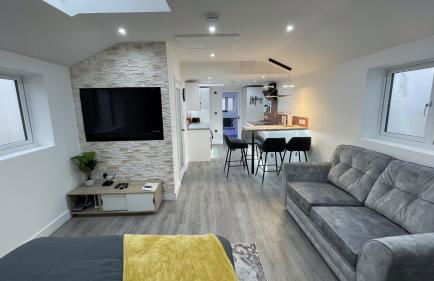 Private Luxury By The Sea, With A Personal Gym, Hot Tub, And Free Parking! - Photo 3