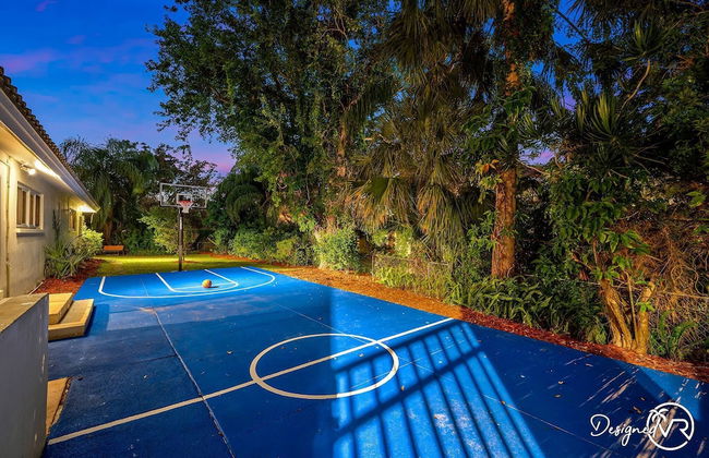 8BR Villa with Heated Pool Near Beach - Foto 68