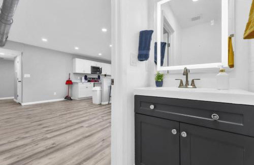 Bright 2BR Condo Near Restaurants and Entertainment - Foto 10