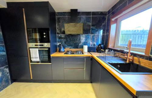 Super luxury 2 bedroom, full house sleep 5 with garden & parking close to airport - Foto 35