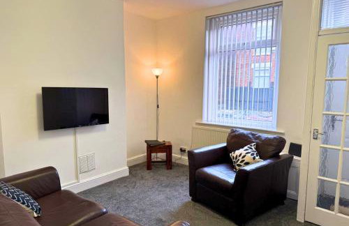 Newly Refurbished 2-Bedroom House in Manchester Ideal for Contractors with Free Parking & WiFi - Foto 9