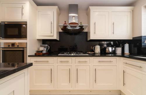 Gorgeous 4 BR House Near Station mins to London - Pass the Keys - Foto 12