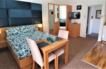 A Beautiful Apartment with Stunning Sea Views & Private Balcony - Photo 11