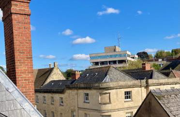 Windows over Stroud - 2BR Penthouse in Historic Building - Foto 31