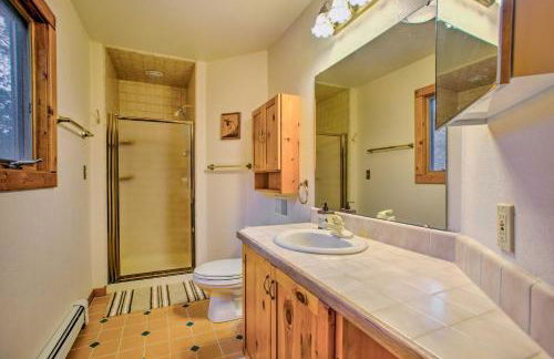 Riverfront Manton Cabin with Pool Table and Fire Pit! - Foto 26