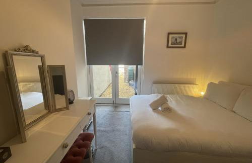 Restful Harbourside Apartment with Garden - Foto 23