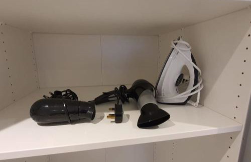 Daisy Lodge - Spacious Two Bed Flat - Parking, Netflix, WIFI - Close to Blenheim Palace & Oxford - F1 - Photo 15