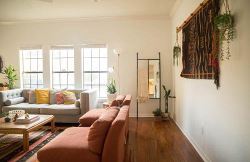 Cozy Bohemian Bungalow - Photo 12