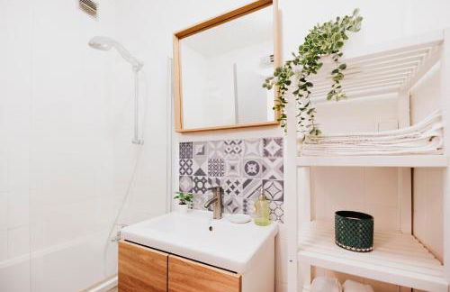 SPÉCIAL COUPLE & FAMILLE - Lit Queen Size - NETFLIX - Climatisation - Terrasse Plein Sud - 2 min Centre-Ville - 6 min Mer - Wifi 400 Mbits Parking privé - OFFRE SPÉCIALE - Foto 8