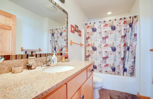 Lakefront Tomahawk Getaway with Deck and 2 Fireplaces! - Foto 14