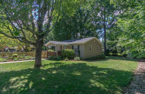 Charming Pet-Friendly Cottage Walkable to Town! - Foto 27