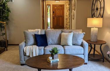 Walk to K-State, Sleeps 12, Pool Table, Hot Tub - Foto 38