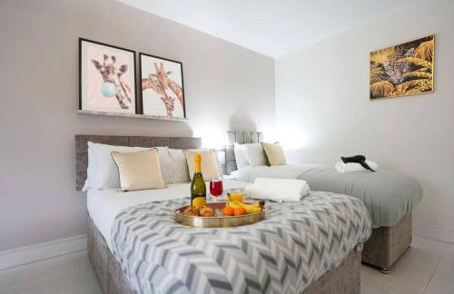 Stylish 6 Bedroom 3 Bathroom Detached House with Free Parking, Super-Fast Wifi, Pool Table, Smart TVs with Netflix by Yoko Property - Foto 21