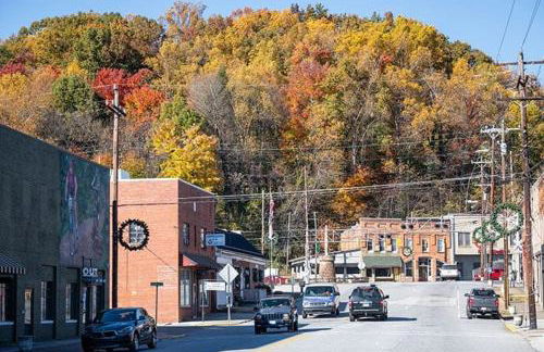 Mountain View Bungalow Near Breweries, Trails, Pool and Waterfalls - Foto 23