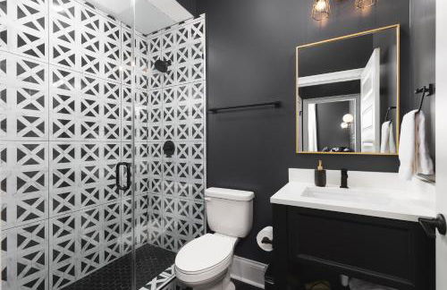 Condo with Free Parking, 3 mi Downtown & Stadium, by Coffee - Foto 7