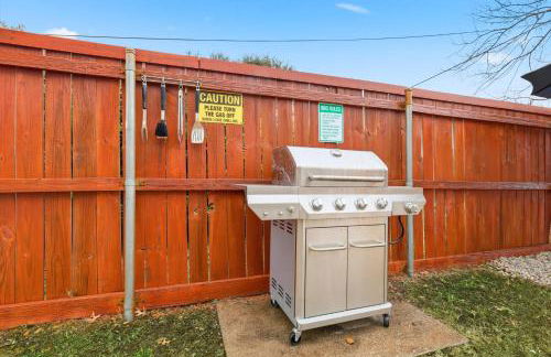 Luxury Living w Backyard Pool Oasis 5BD 3BA - Foto 39