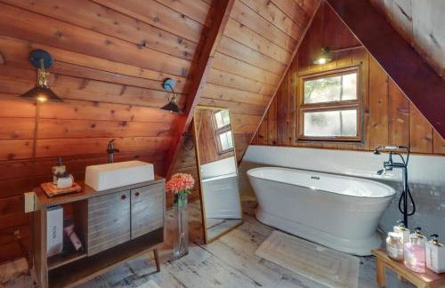 Pocono Getaway A frame Cabin w/ Hot Tub Sauna - Foto 15