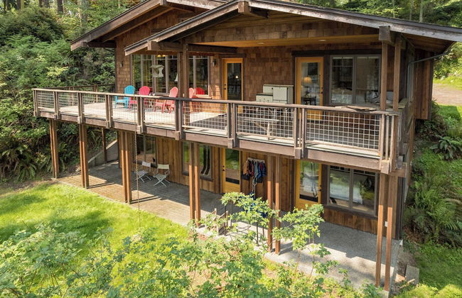 Goss Lake Chalet by Avantstay Lakefront w/ Dock - Photo 2