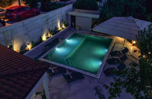 Mediterranean Oasis Seaside Villa with Pool - Foto 41