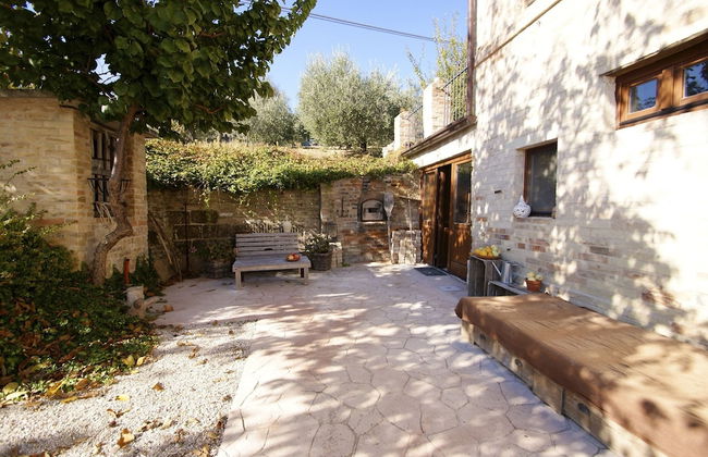 Charming 2-bed Apartment in Petritoli - Photo 4