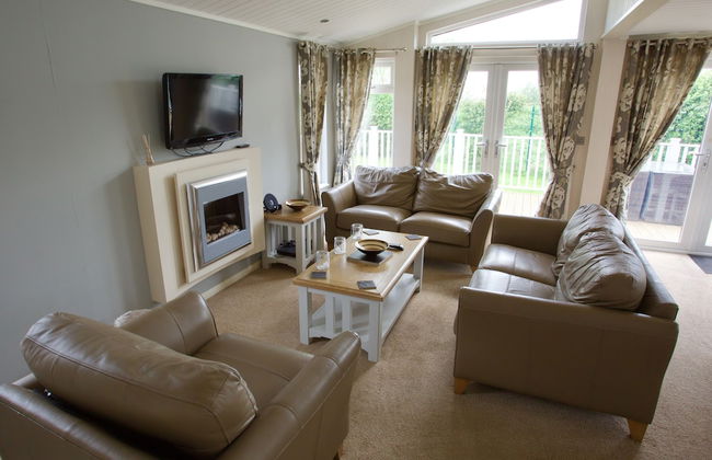 Beautiful 2-bed Lodge With hot tub and Saunain Ely - Foto 8